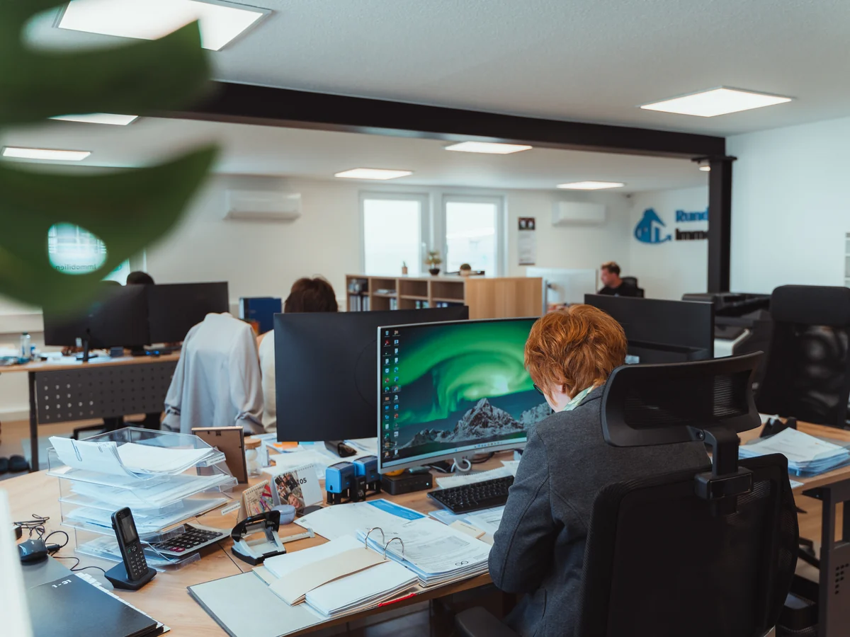 Das Team von Baufi-Oberberg bei der Arbeit im Büro in Bergneustadt