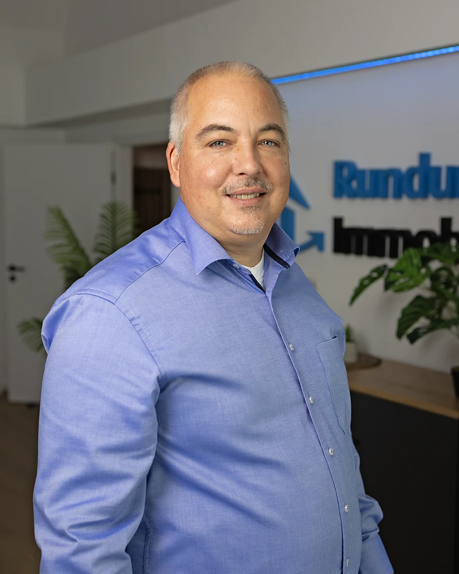 Patrick Holstermann, Leiter Baufinanzierung, im Büro von Baufi-Oberberg.de
