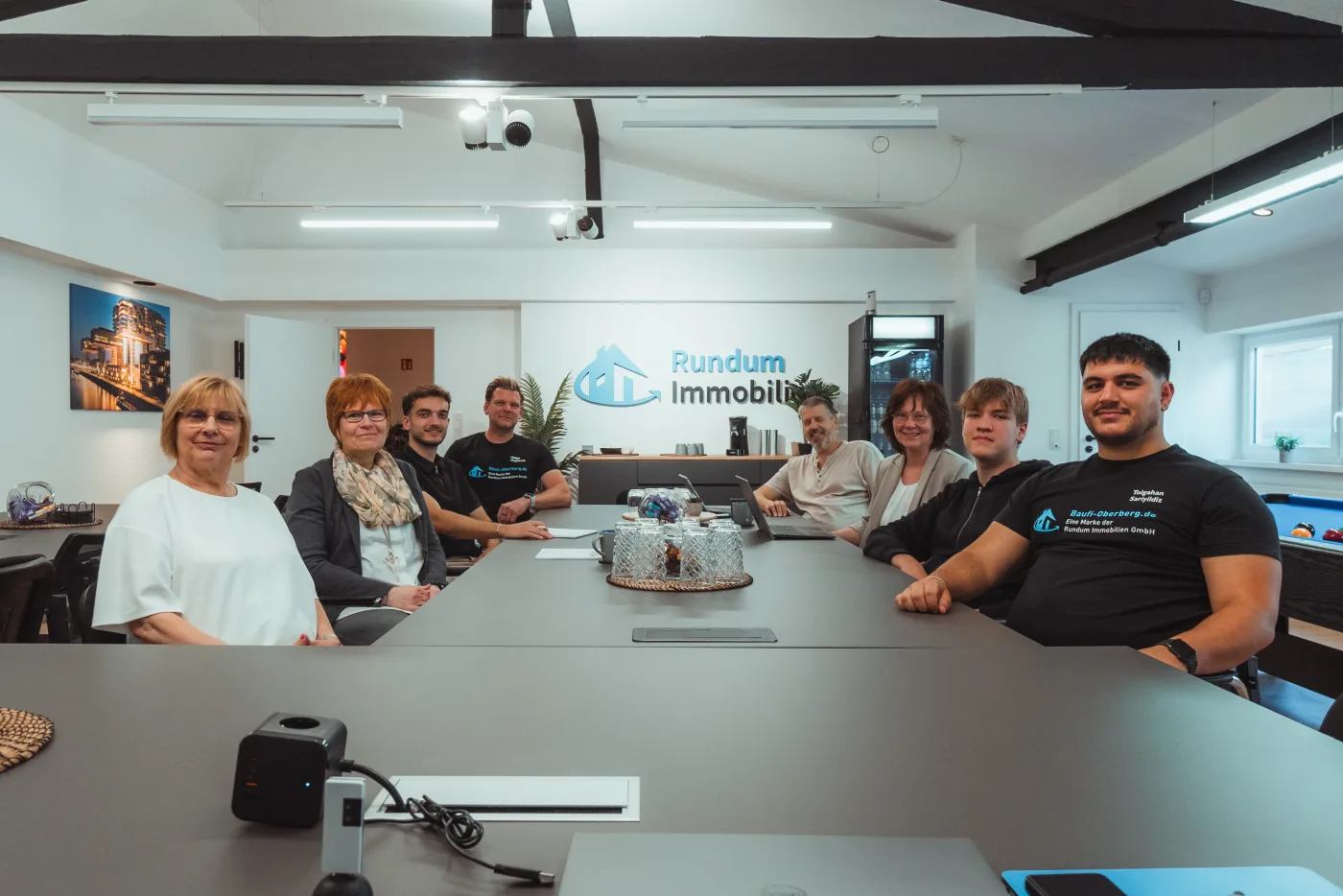 Das Team von Baufi-Oberberg im Büro